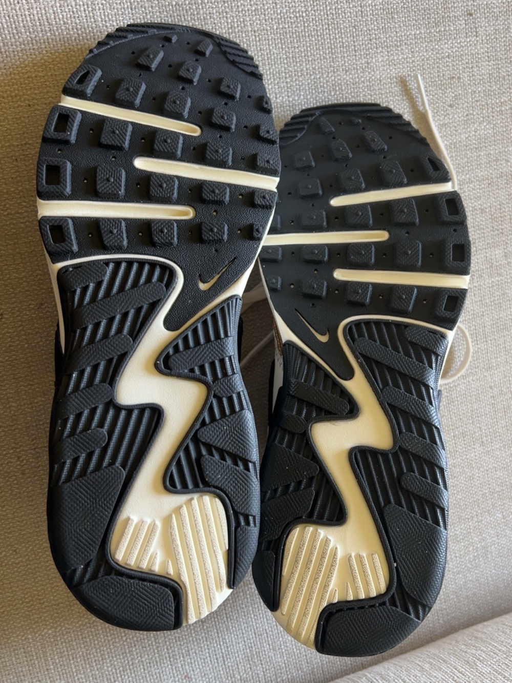 Nike Air Max Women’s White Gold Black Sneakers Size 7 - Picture 6 of 7